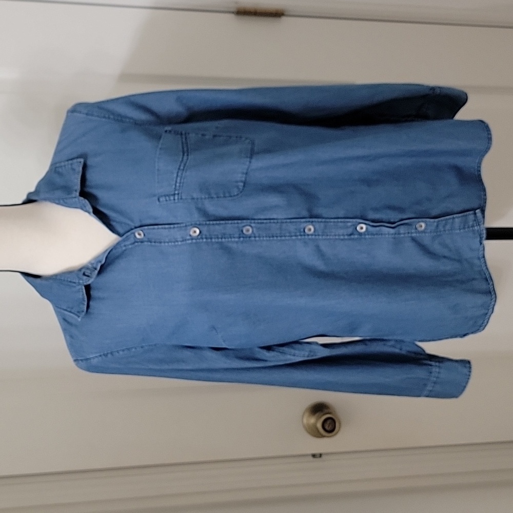 Old Navy Size M Blue "The Classic Shirt" Chambray / Denim Look Long Sleeve